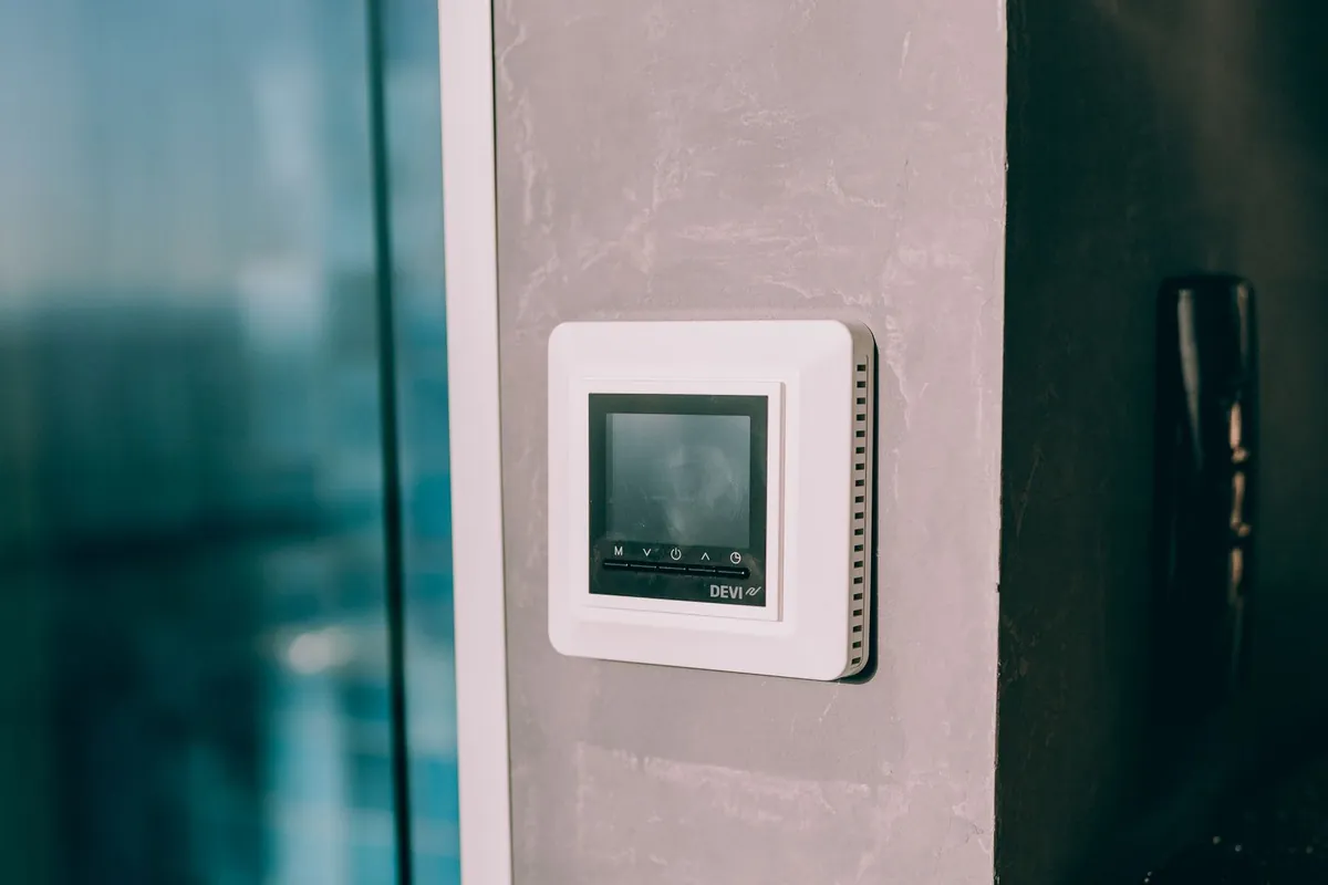 Thermostat with a blank screen